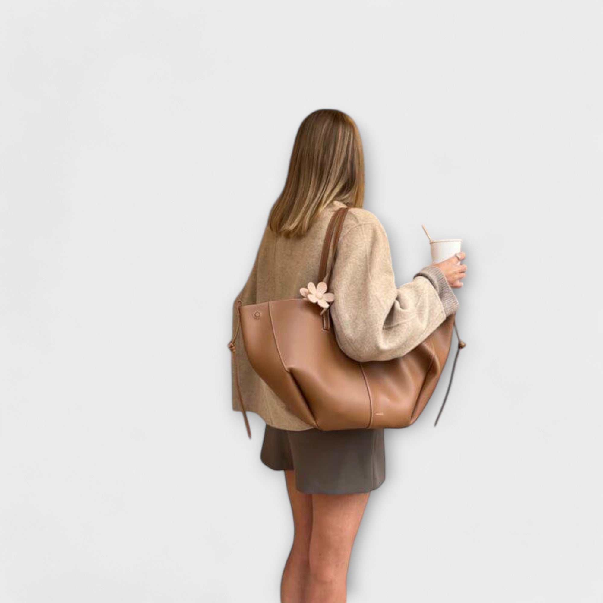 Isabella | Rzeźbiona Minimalistyczna Torba na Ramię o Przestronnym Designie
