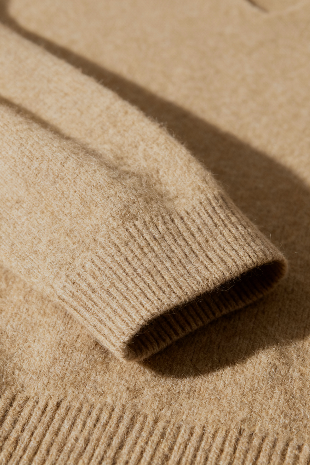 Sophia | Przytulny Khaki Sweter Dziany z Dekoltem w Serek