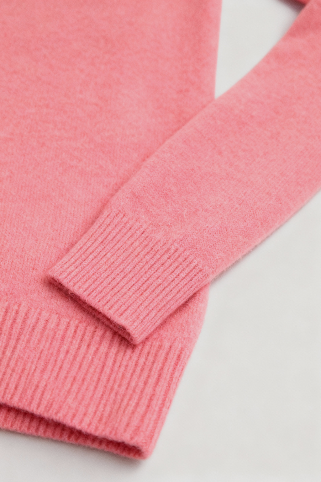 Sophia | Stylowy sweter z dekoltem w serek i długimi rękawami
