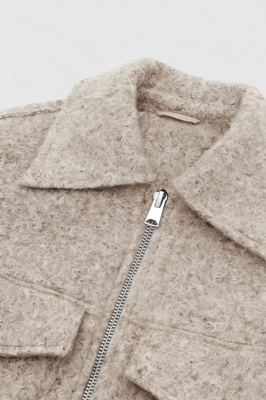 Victoria | Elegancka beżowa kurtka zapinana na zamek z vintage kołnierzem i kieszeniami