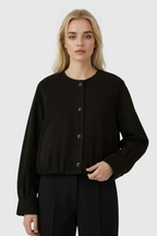 Victoria | Elegancka Krótka Beżowa Kurtka z O-Kolem i Kieszeniami