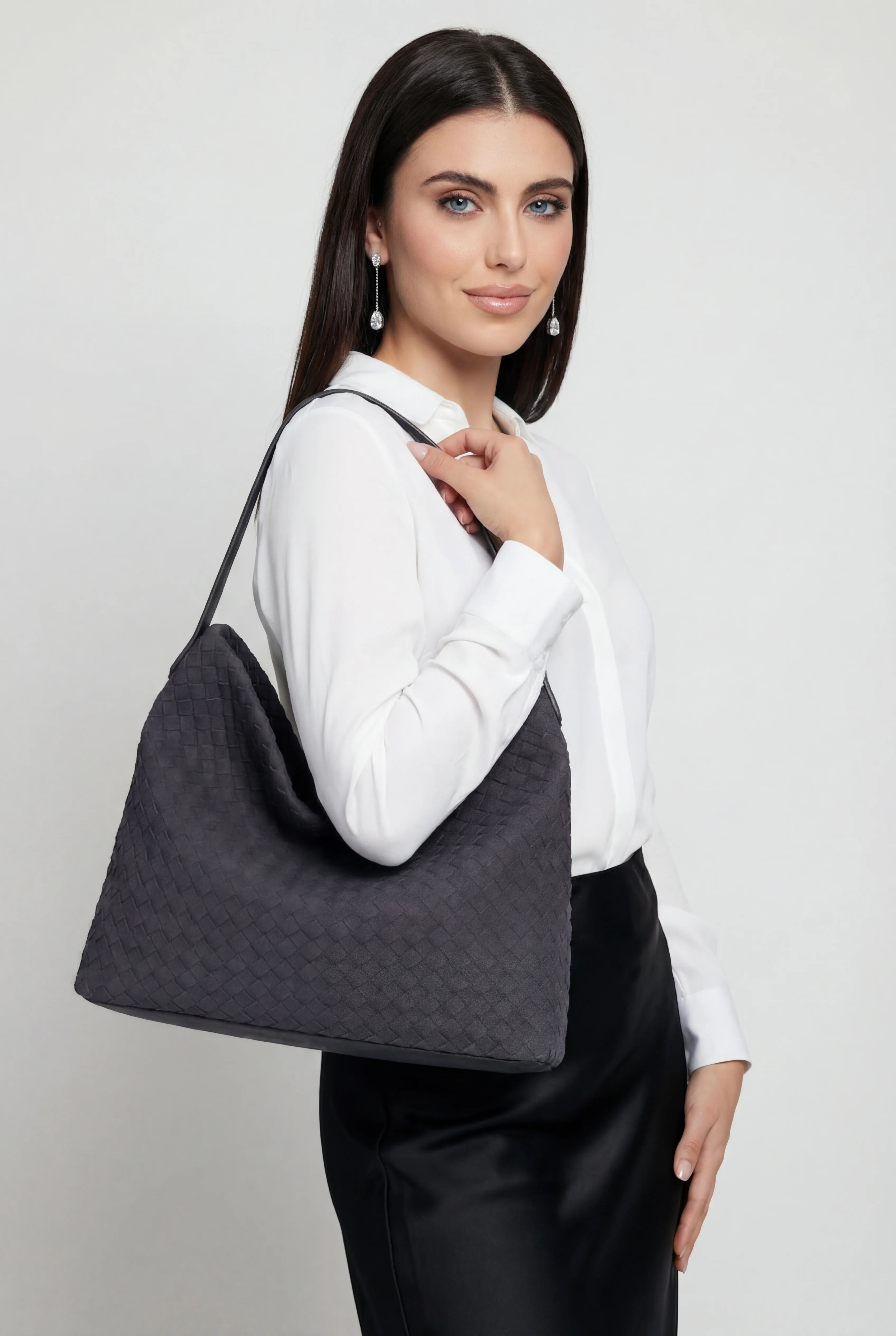 Victoria | Elegancka Czarna Torebka z Zamszu o Przestronnym Wzornictwie