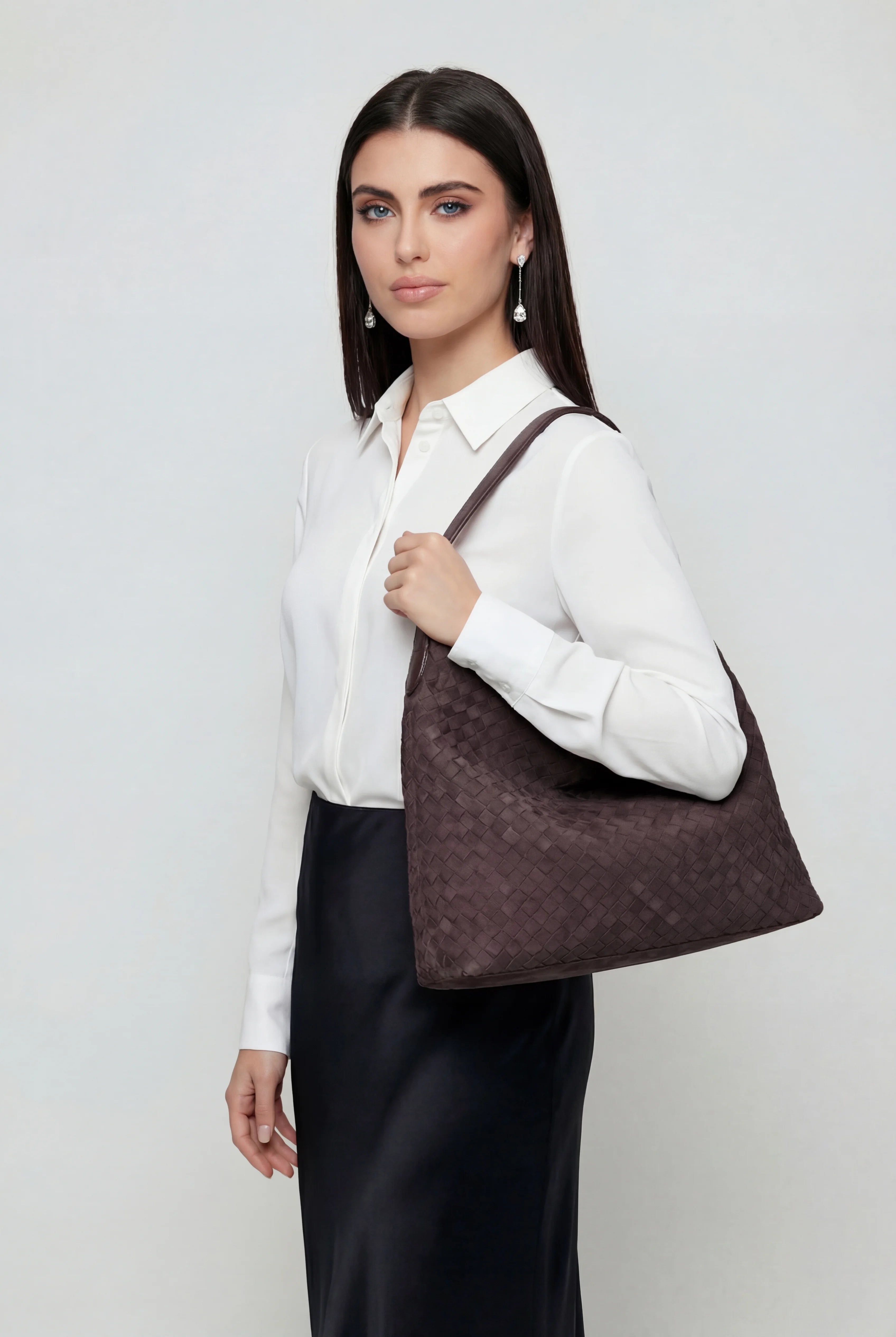 Victoria | Elegancka Czarna Torebka z Zamszu o Przestronnym Wzornictwie