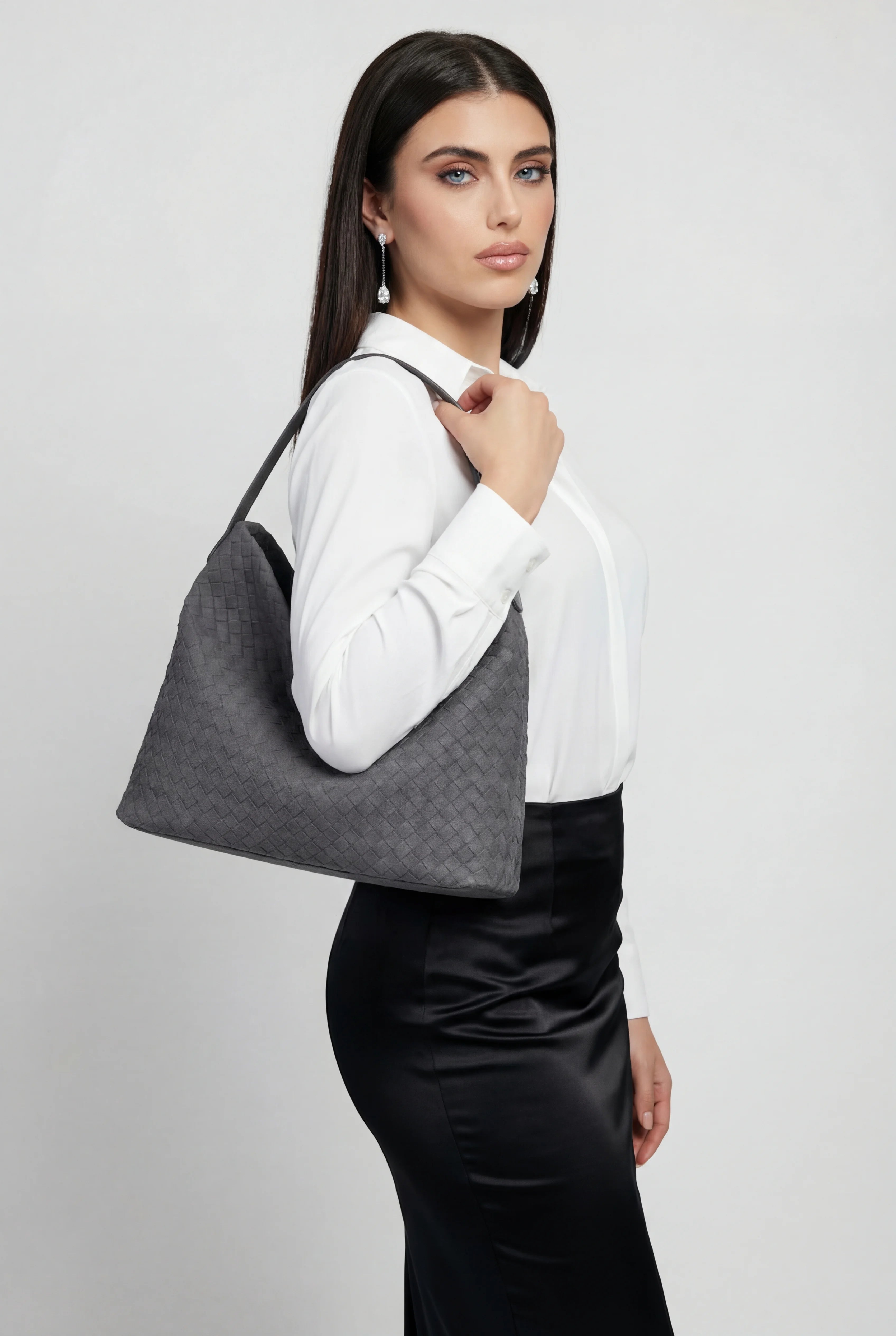 Victoria | Elegancka Czarna Torebka z Zamszu o Przestronnym Wzornictwie