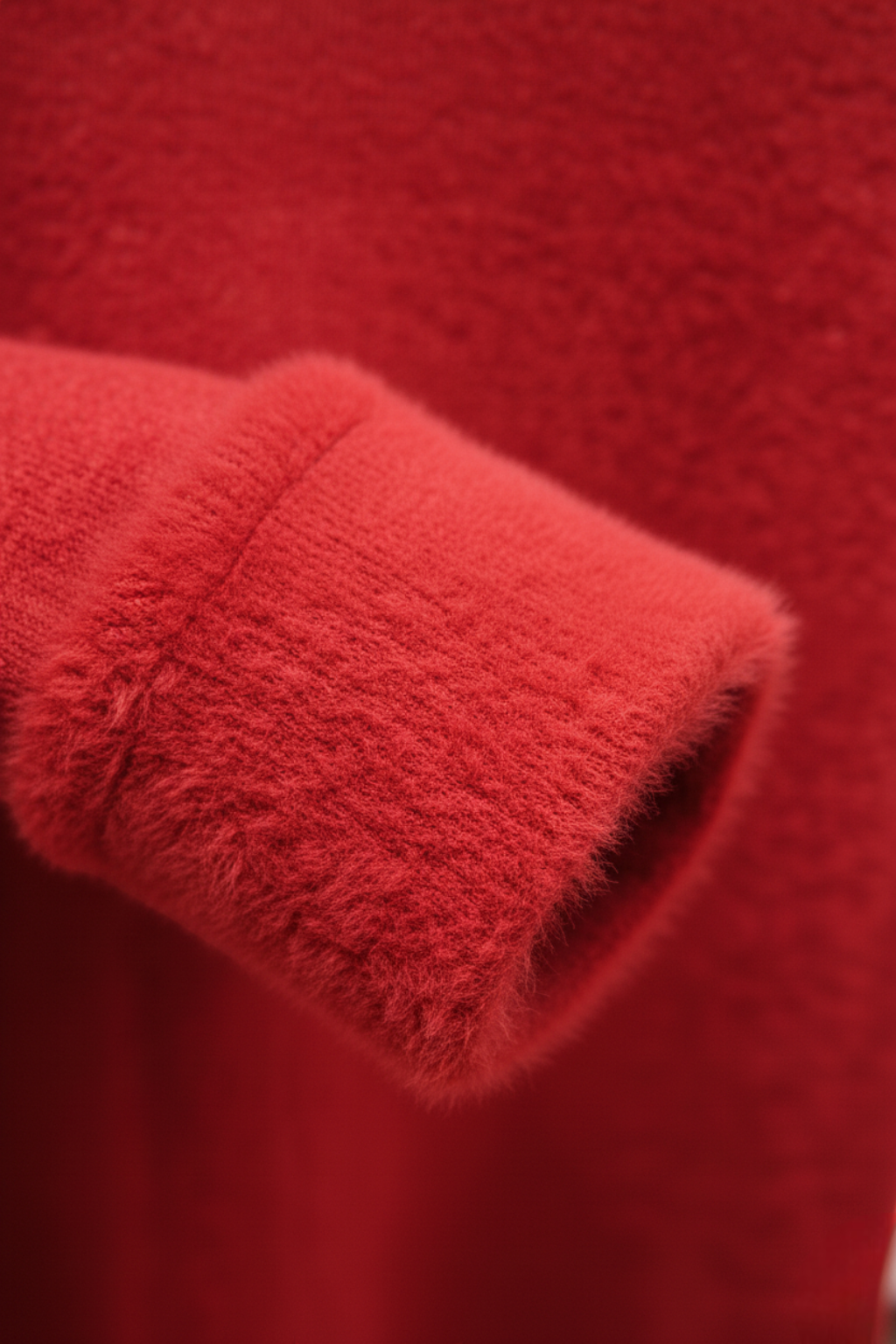 Victoria | Elegancki Czerwony Sweter z Golfem o Aksamitnym Wykończeniu