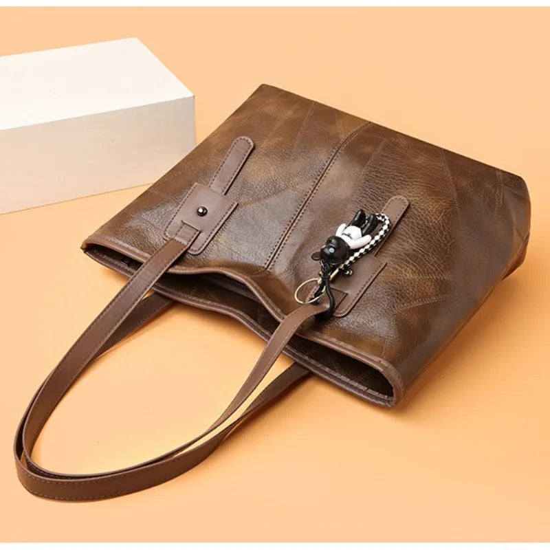 Victoria | Torba na ramię w stylu vintage z akcentem breloczka